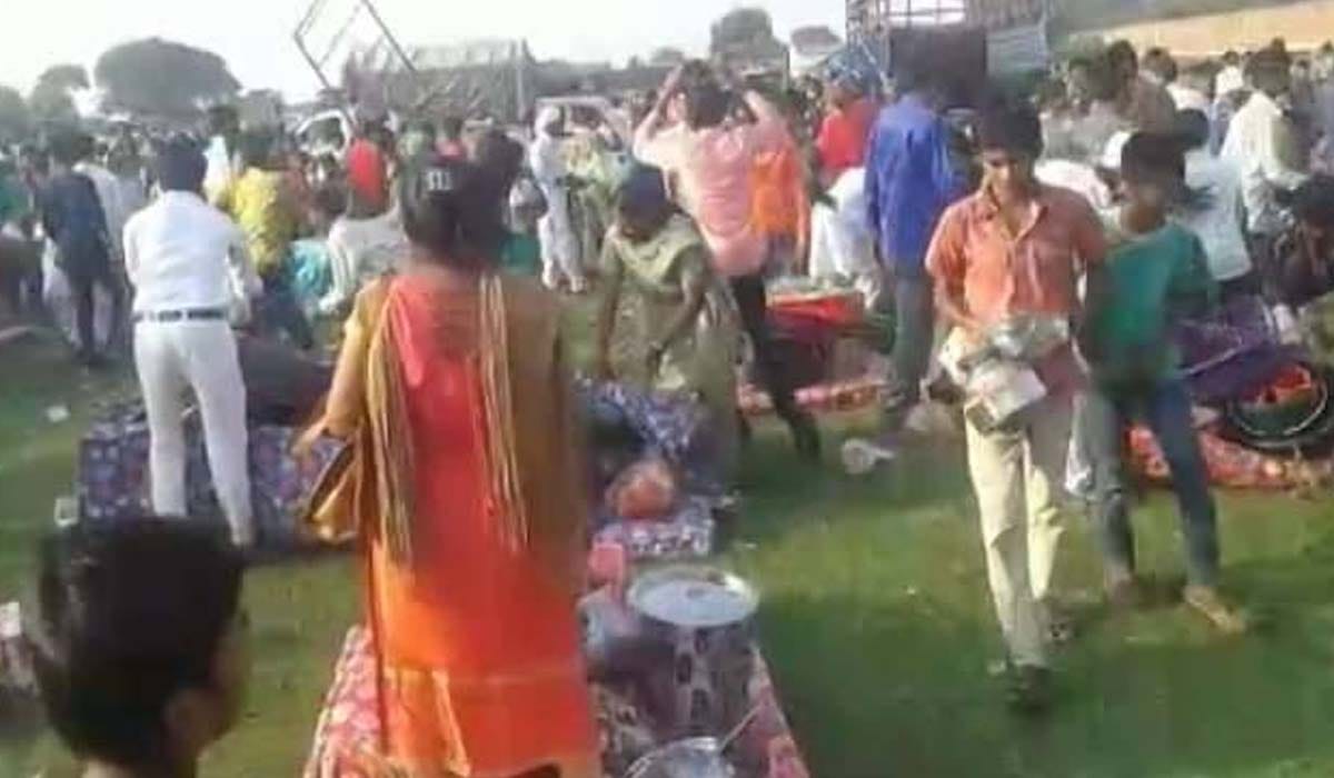 people looted things of brides in mass wedding in Ahemdabad Etawah