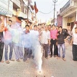 हाथरस मे आतिशबाजी कर खुशी मनाते भाजपाई। 