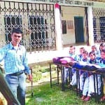 बच्चों को पढ़ाता गेस्ट टीचर