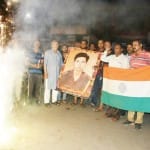 बाबूपुरवा में शहीद मेजर सलमान के घर के बाहर लोगों ने जमकर की आतिशबाजी