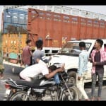 सर्जिकल स्ट्राइक के चलते हाईअलर्ट के बाद सुरक्षित ठिकानों की ओर जाते लोग