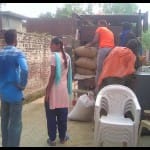 सर्जिकल स्ट्राइक के चलते हाईअलर्ट के बाद सुरक्षित ठिकानों की ओर जाते लोग