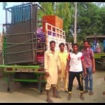सर्जिकल स्ट्राइक के चलते हाईअलर्ट के बाद सुरक्षित ठिकानों की ओर जाते लोग