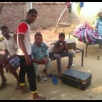 सर्जिकल स्ट्राइक के चलते हाईअलर्ट के बाद सुरक्षित ठिकानों की ओर जाते लोग