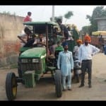 सर्जिकल स्ट्राइक के चलते हाईअलर्ट के बाद सुरक्षित ठिकानों की ओर जाते लोग