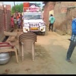सर्जिकल स्ट्राइक के चलते हाईअलर्ट के बाद सुरक्षित ठिकानों की ओर जाते लोग