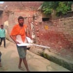 सर्जिकल स्ट्राइक के चलते हाईअलर्ट के बाद सुरक्षित ठिकानों की ओर जाते लोग