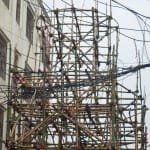  रौजा स्थित दुर्गा पंडाल के सामने से गुजरा बिजली का केबल।