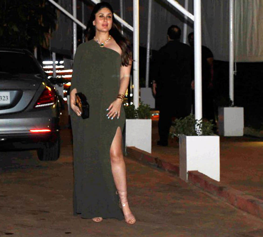 kareena kapoor khan's sexy photos in high heel  with baby bump