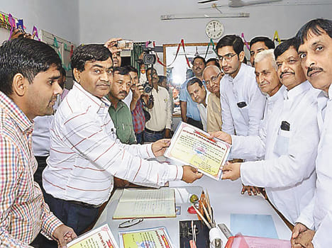 Shivpal again became chairman of the District Cooperative Bank
