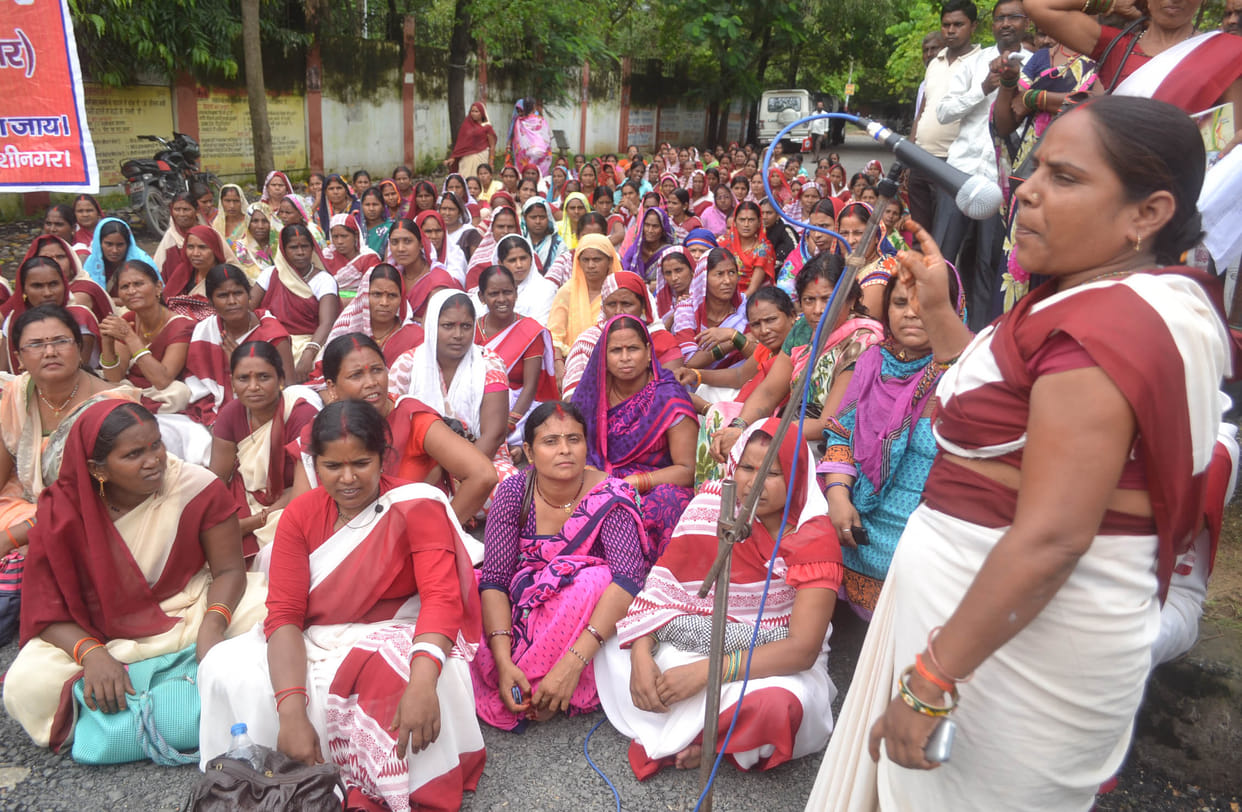 workers picketing