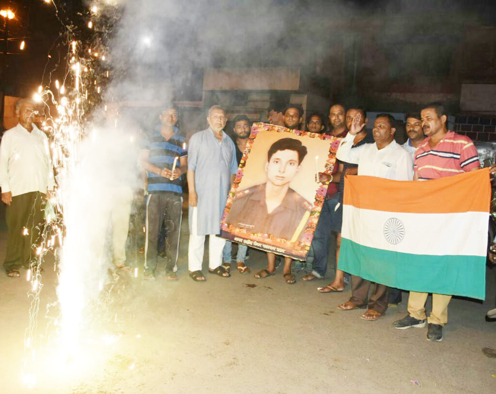 surgical strike action spectacular celebration in Kanpur, Muslim groups fiercely fireworks