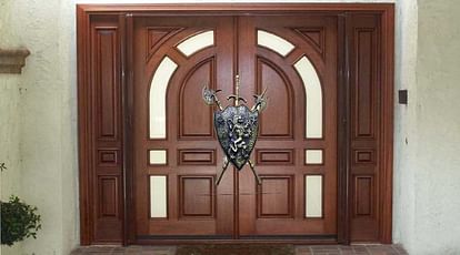 Vastu Tips For Main Gate never put these things on main door in Hindi