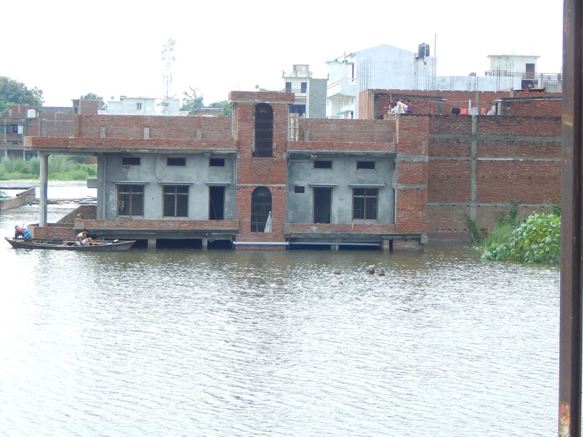 nahar ke pani se ghire 300 parivar