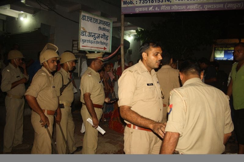child death in hospital, angry mobs attcking at  doctor 