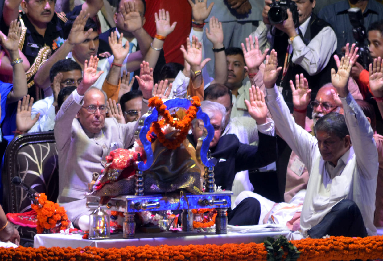 president pranab mukherjee join ganga aarti in haridwar.