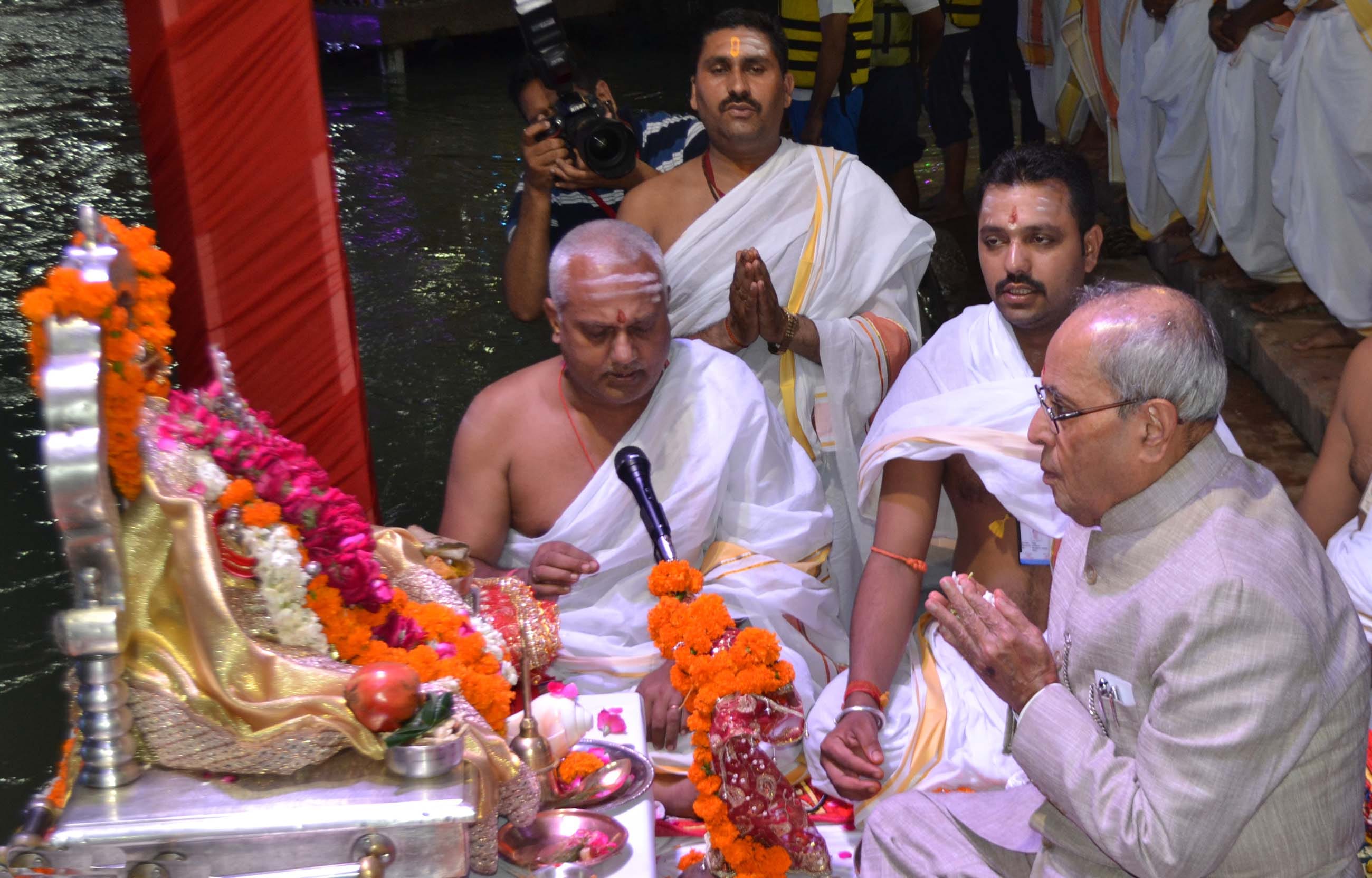 president pranab mukherjee join ganga aarti in haridwar.