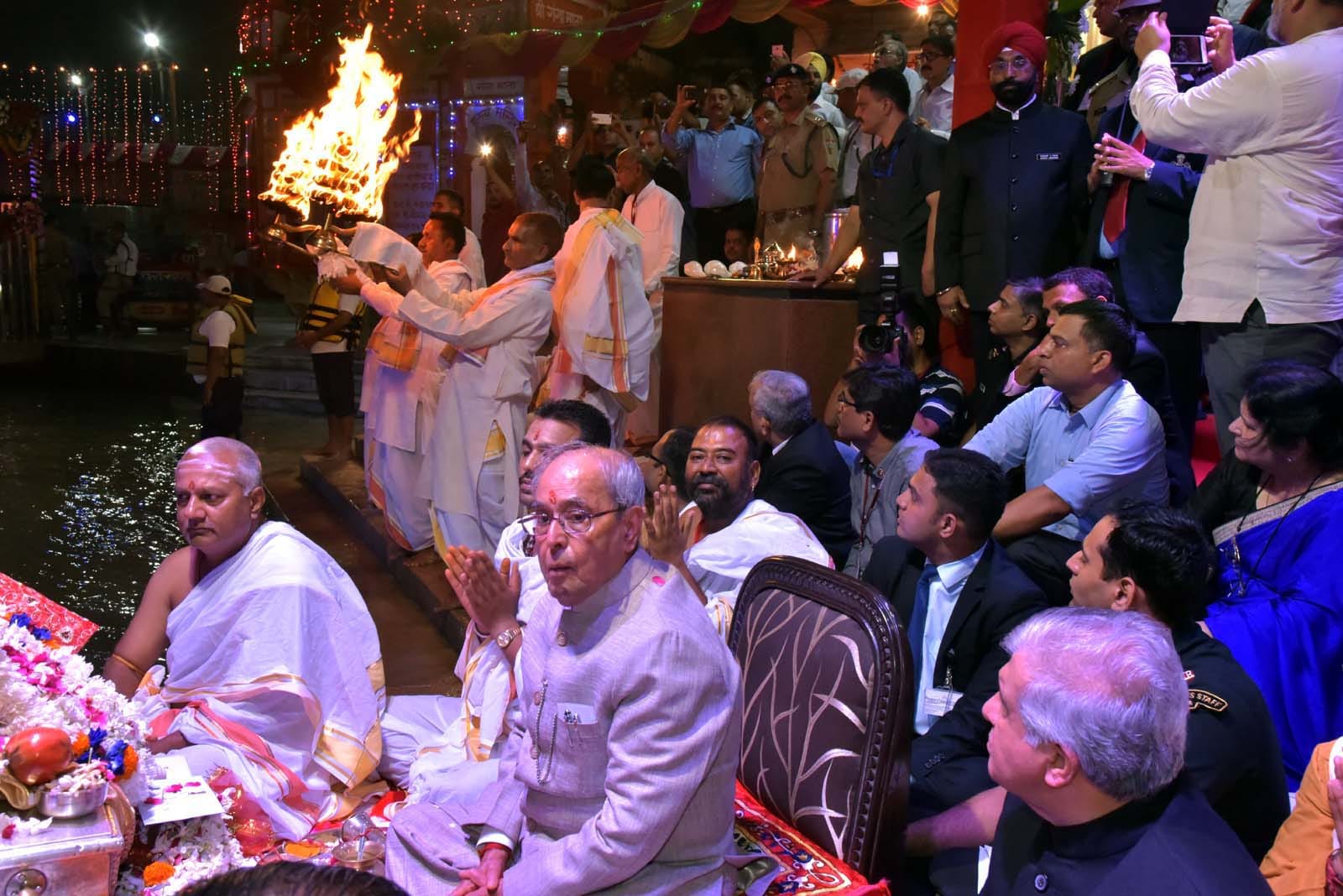president pranab mukherjee join ganga aarti in haridwar.
