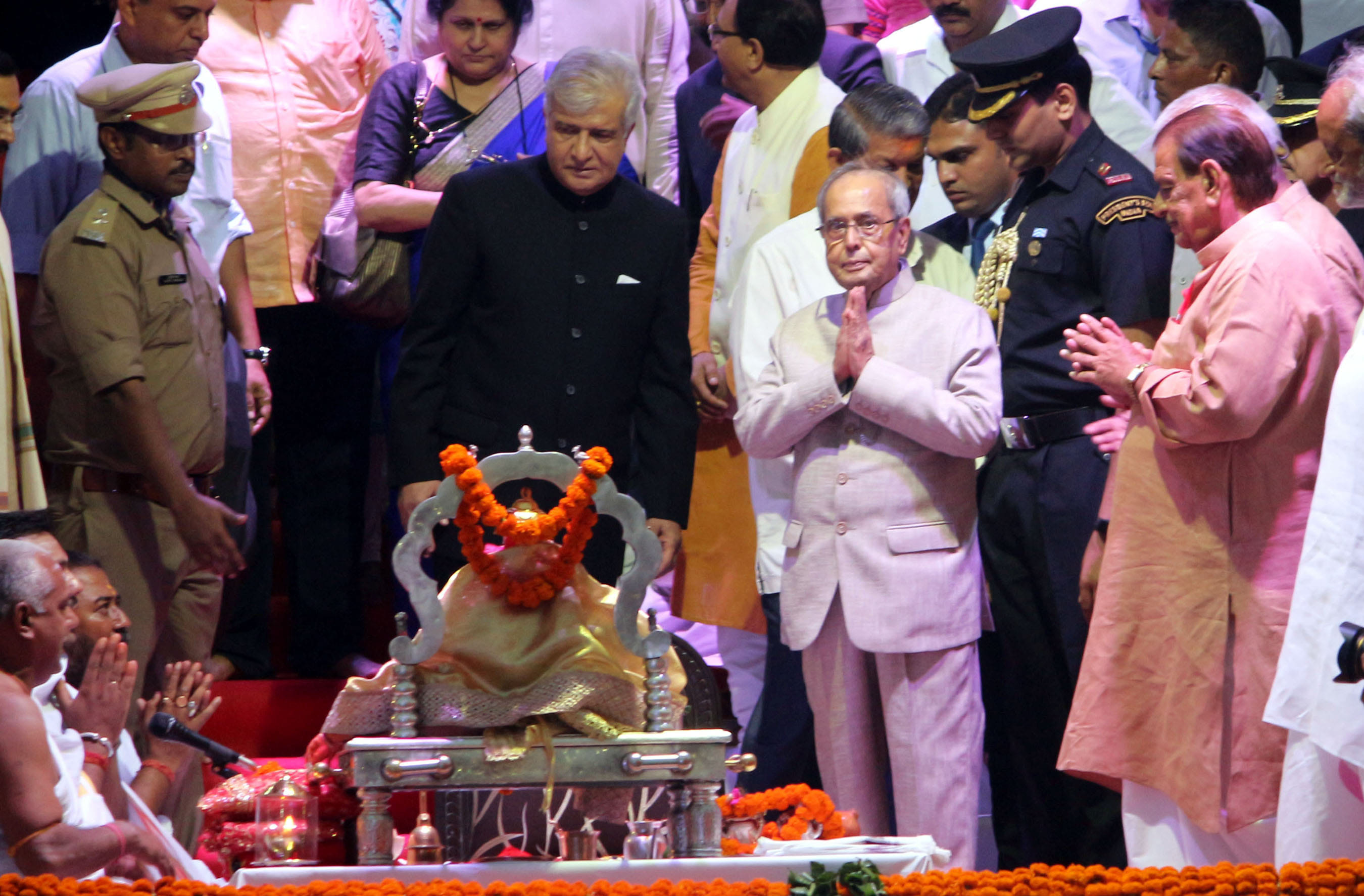 president pranab mukherjee join ganga aarti in haridwar.