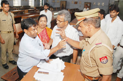 पुलिस के सामने तर्क-वितर्क करते प्रो. महेंद्र सिंह 