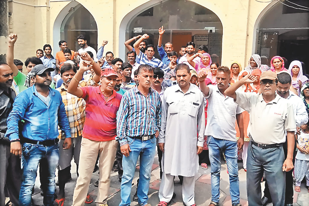 Municipal workers on strike over pay