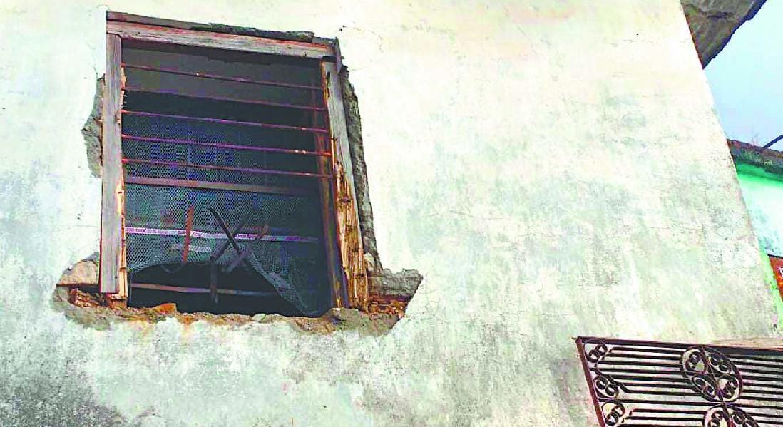 Dshaithl bank thief entered the window cut