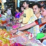 चुनरी खरीदते लोग