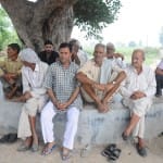 सीमावर्ती इलाके में चर्चा करते ग्रामीण