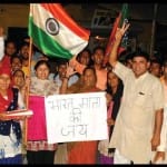 सर्जिकल स्ट्राइक का जश्न मनाते लोग