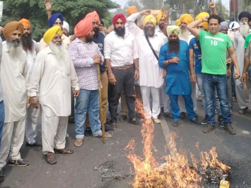  SAD man, the former chief Bhattal, performance, burnt effigies, Fatehgarh Sahib