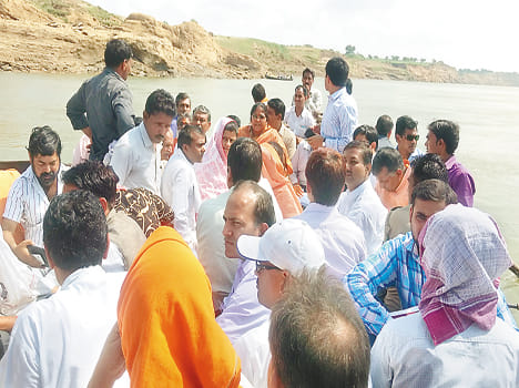 Riding on the boat and the team took stock of Minister of State