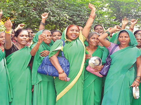anganbari wrkers again sit on dharna