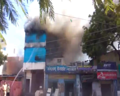 Massive fire engulfs houses in kanpur, 4 scorched