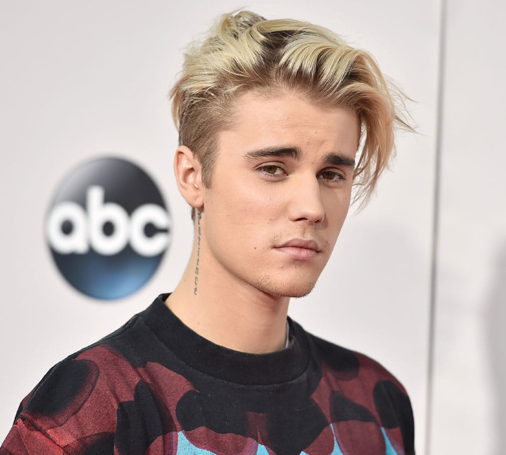 VIDEO:Justin Bieber punches a fan