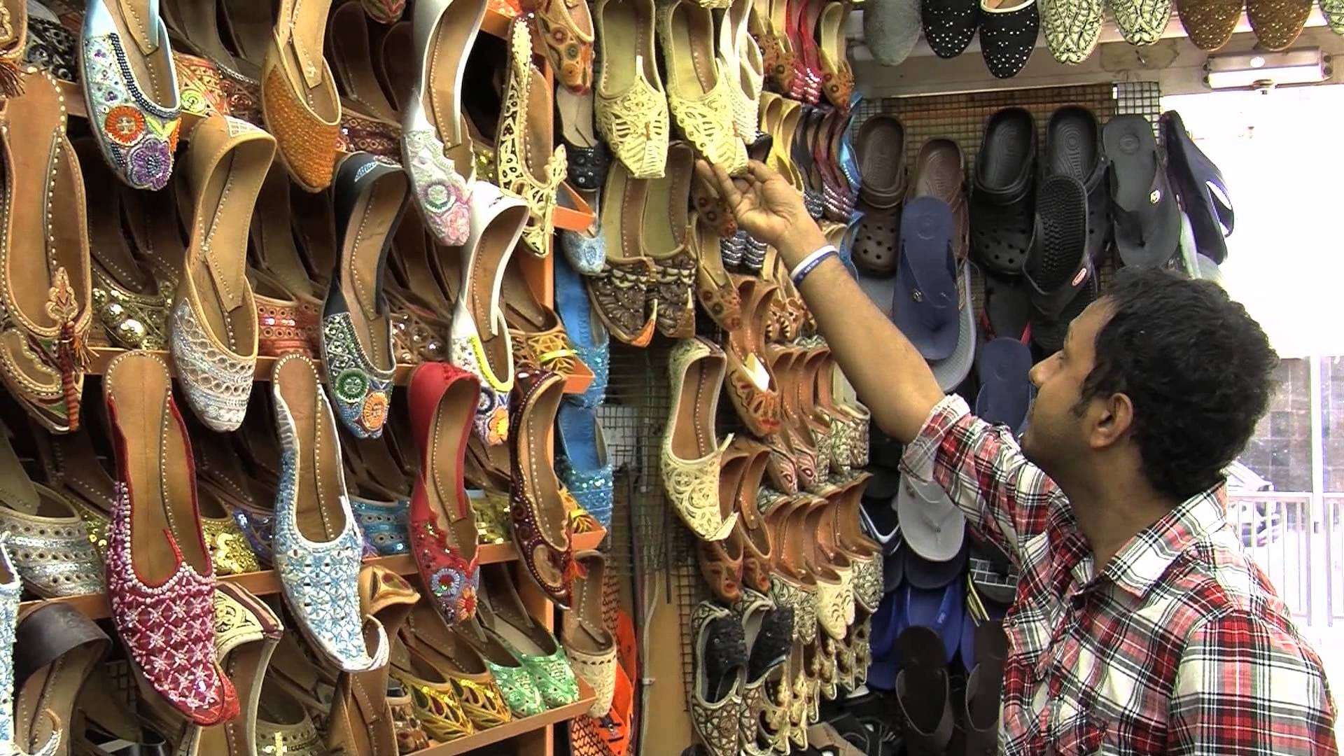 Fashion Tips These Famous Footwears of Every state Not Only Kolhapuri Chappals Know About Them in Hindi