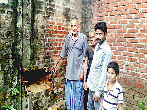 Burglars ration shop at home, including the theft of thousands