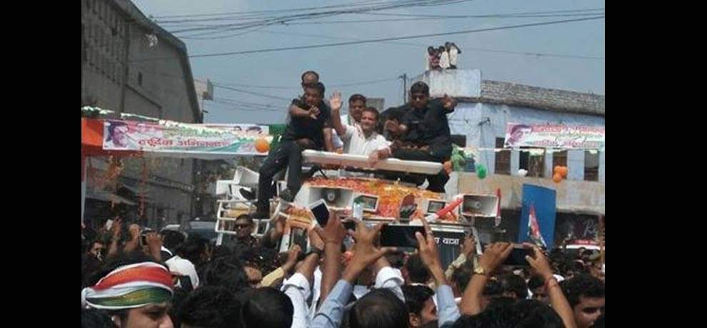 आगरा में राहुल गांधी का रोड शो
