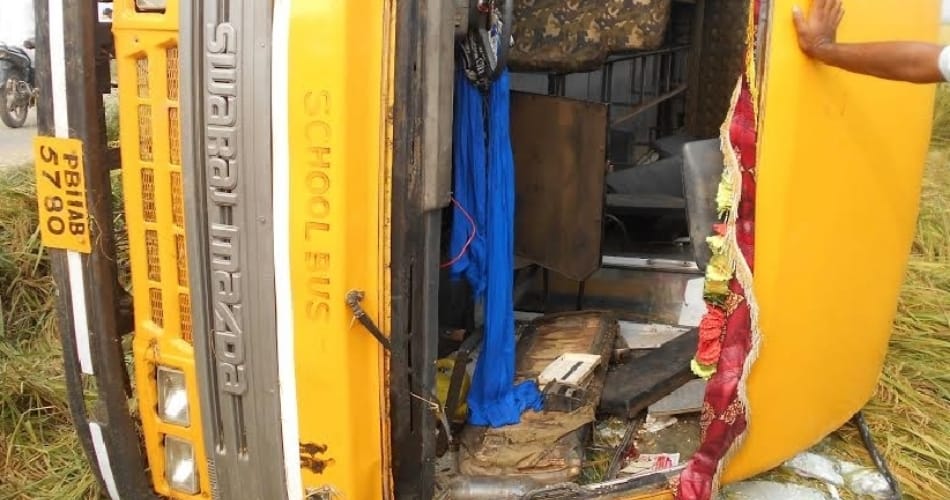 school bus accident in tarantaran of punjab, 30 childrens injured