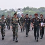 सेना प्रमुख के साथ सेना के अधिकारी