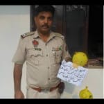 पाकिस्तान से आए गुब्बारे पर उर्दू में लिखा पोस्टर