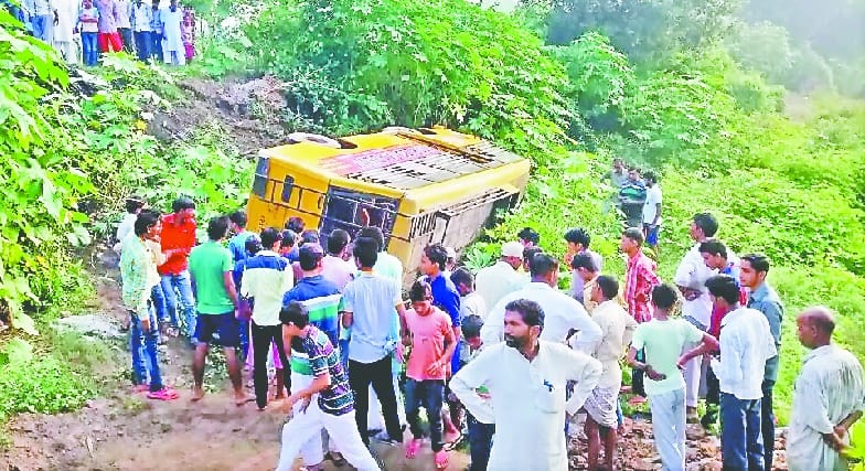 school bus fall down 7 students hurted