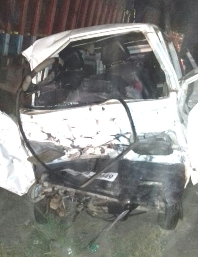 Breaking dividers uncontrollable Marie van truck collision, two killed