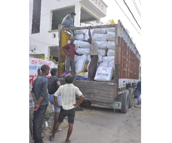  Police caught a man who stolen tea bags worth 15 lakh.