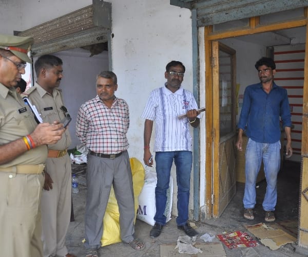  Police caught a man who stolen tea bags worth 15 lakh.