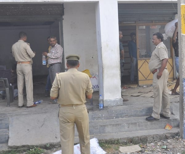  Police caught a man who stolen tea bags worth 15 lakh.