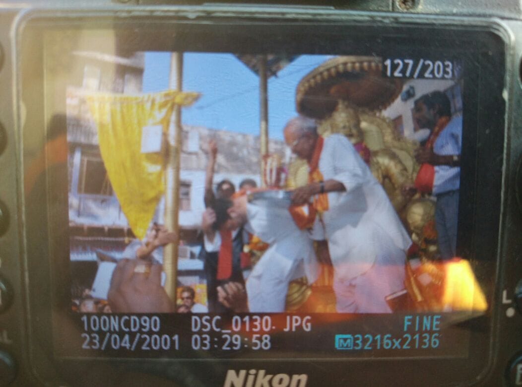 Rahul Gandhi feels Electric shock during road show in Agra