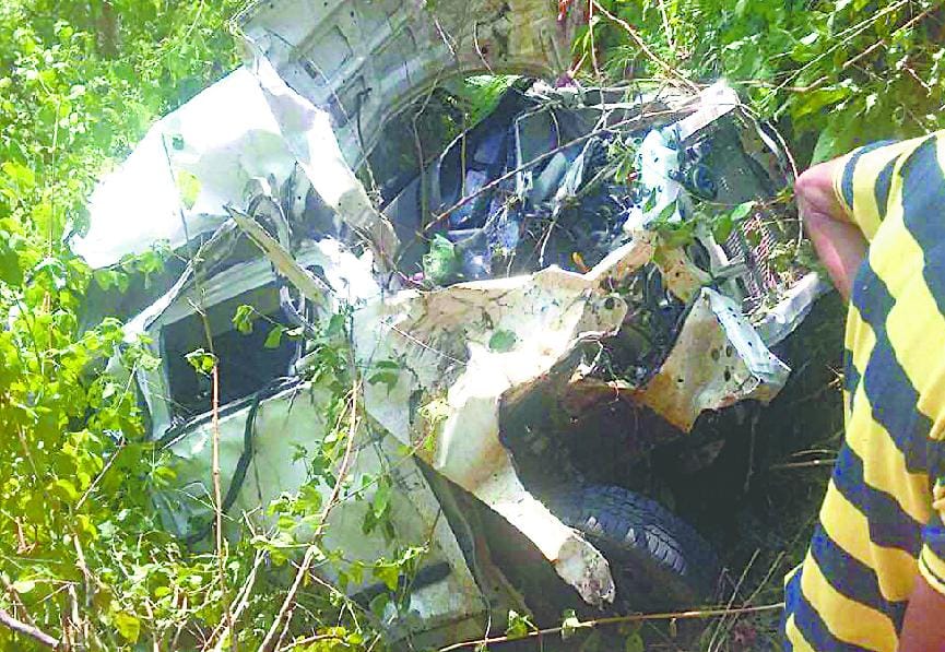 Gangolihat a car crashed, killing three