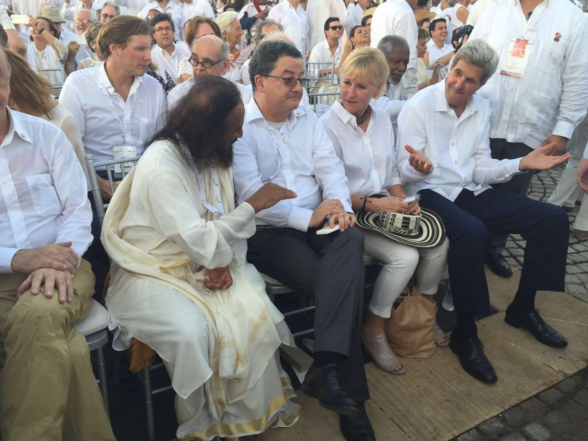 Columbian President praises efforts of SriSri