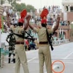 रिट्रीट सेरेमनी के दौरान पाकिस्तानियों ने नापाक हरकत कर दी