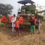 बॉर्डर पर एरिया में फसल काटते हुए लोग